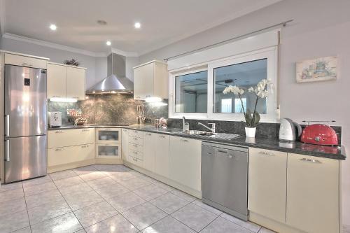 Luxury 5-bed Villa Near The Beach