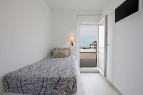 Luxury 3-bed Apartment On The First Beach Line