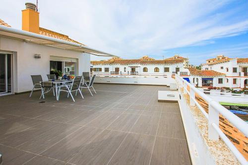 Luxury 3-bed Apartment On The First Beach Line