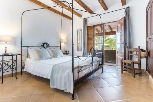 Deia Villa Sleeps 10 With Pool And Air Con