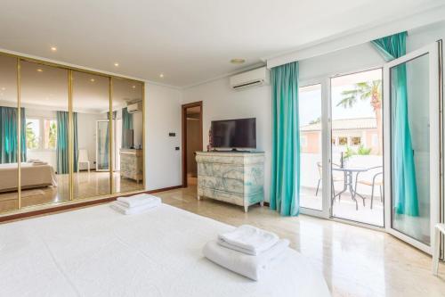 Port de Pollenca Villa Sleeps 8 With Pool Air Con And Wifi