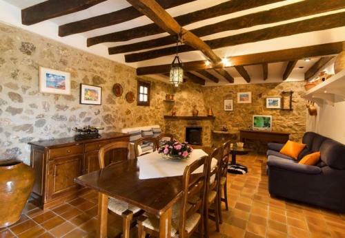 Port de Pollenca Villa Sleeps 6 With Pool Air Con And Wifi