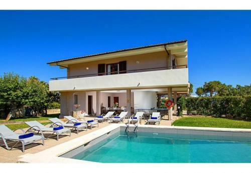 Villa In Port de Pollenca Sleeps 8 With Pool Air Con And Wifi