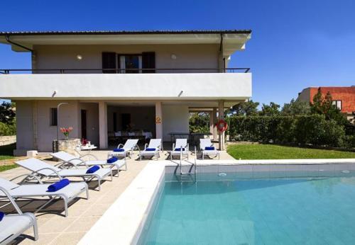 Villa In Port de Pollenca Sleeps 8 With Pool Air Con And Wifi