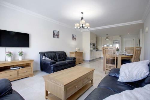Bright & Spacious Apartment (Pa 7-6)