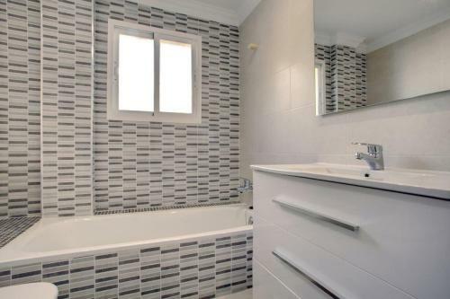 Bright & Spacious Apartment (Pa 7-6)