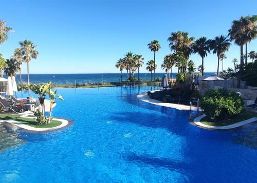 Luxurious Two Bedroom Apartment In Mar Azul, Estepona