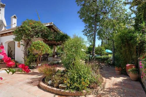 Bel-air Villa Sleeps 10 With Pool Air Con And Wifi