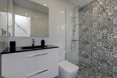 Apartamento Modern House Only A 3 Minute Walk To The Beach.