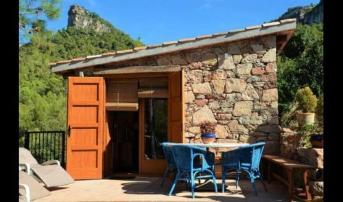 Falset Villa Sleeps 6 With Pool And Air Con