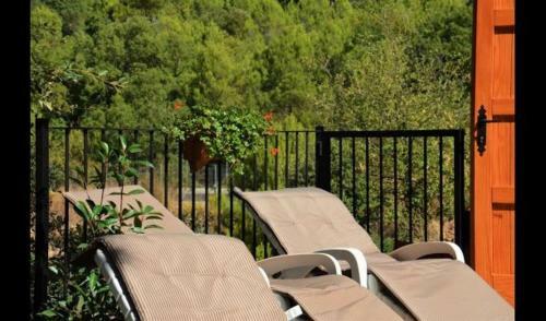 Falset Villa Sleeps 6 With Pool And Air Con