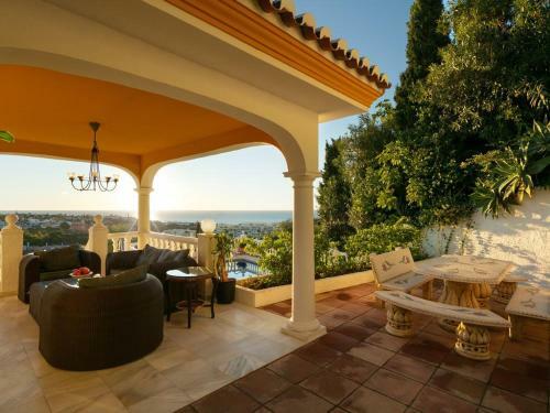 Fuengirola Villa Sleeps 14 With Pool Air Con And Wifi