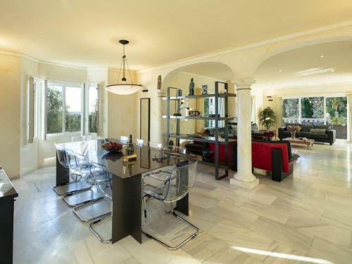 Fuengirola Villa Sleeps 14 With Pool Air Con And Wifi