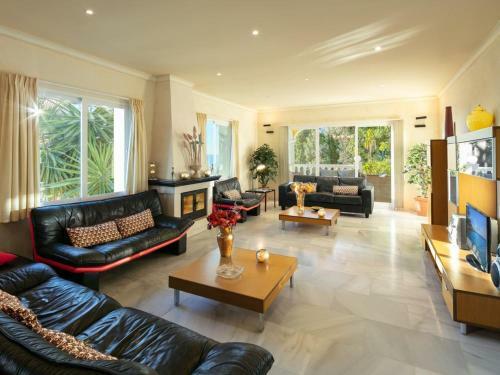 Fuengirola Villa Sleeps 14 With Pool Air Con And Wifi