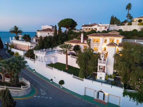 Fuengirola Villa Sleeps 14 With Pool Air Con And Wifi