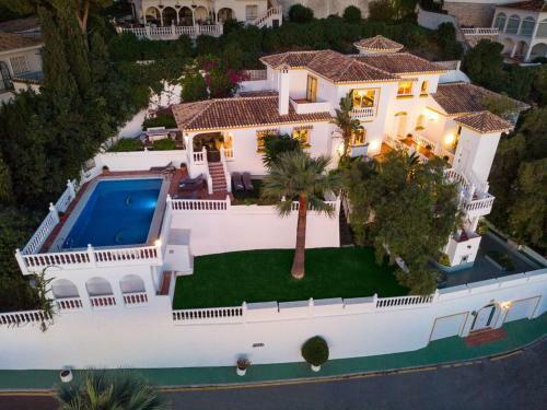 Fuengirola Villa Sleeps 14 With Pool Air Con And Wifi