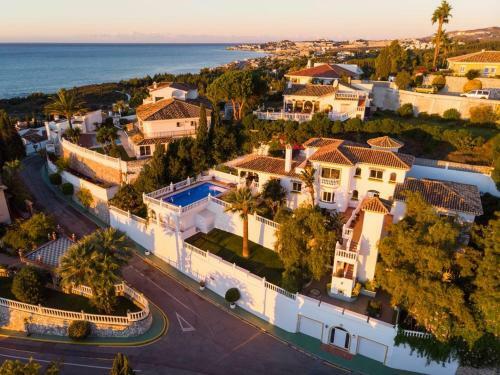 Fuengirola Villa Sleeps 14 With Pool Air Con And Wifi