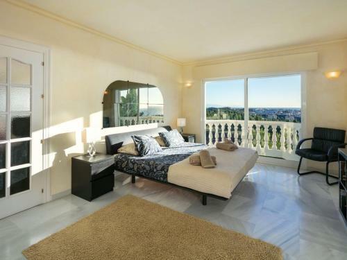 Fuengirola Villa Sleeps 14 With Pool Air Con And Wifi