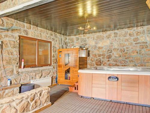 Rustic Apartment With Garden, Swimming Pool And Spa In Galapagar