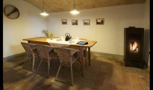Girona Villa Sleeps 6 With Pool And Air Con