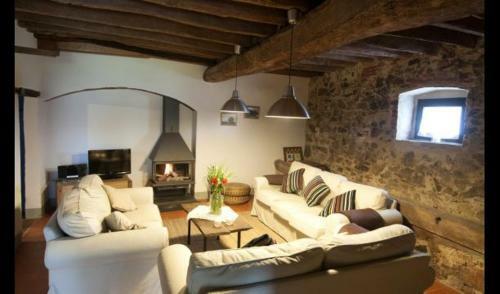 Girona Villa Sleeps 6 With Pool And Air Con