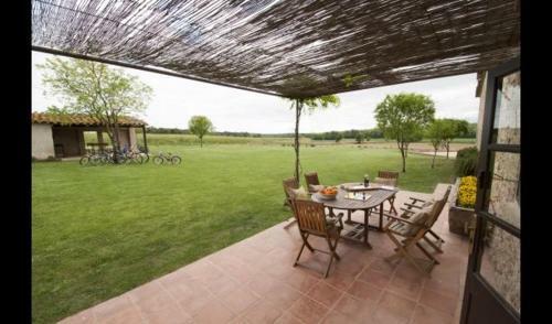 Girona Villa Sleeps 6 With Pool And Air Con