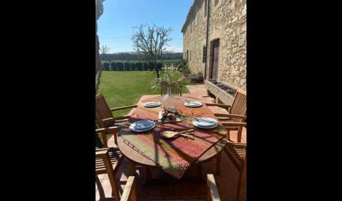 Girona Villa Sleeps 6 With Pool And Air Con