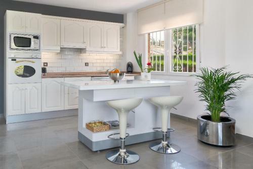 New. Luxury Villa C&c. Jard�n, Piscina Y Barbacoa