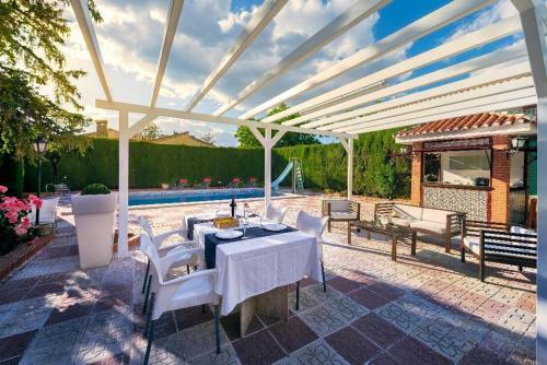 New. Luxury Villa C&c. Jard�n, Piscina Y Barbacoa