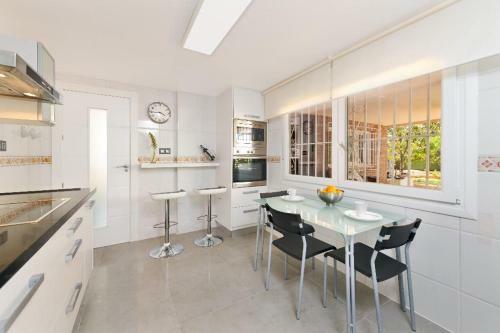 New. Luxury Villa C&c. Jard�n, Piscina Y Barbacoa