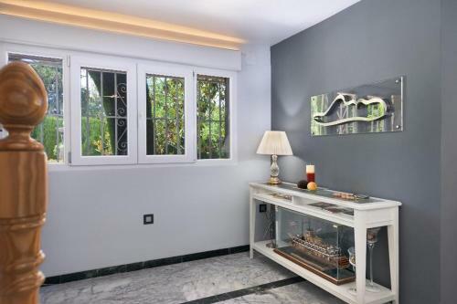 New. Luxury Villa C&c. Jard�n, Piscina Y Barbacoa
