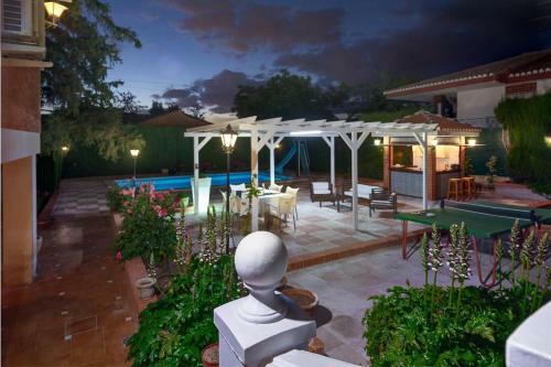 New. Luxury Villa C&c. Jard�n, Piscina Y Barbacoa