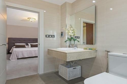 New. Luxury Villa C&c. Jard�n, Piscina Y Barbacoa