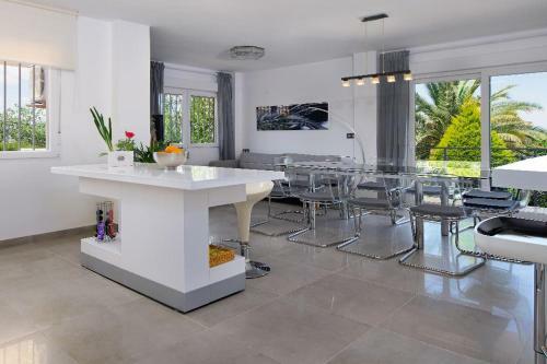New. Luxury Villa C&c. Jard�n, Piscina Y Barbacoa