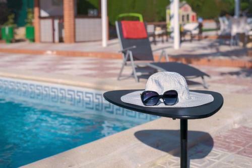 New. Luxury Villa C&c. Jard�n, Piscina Y Barbacoa