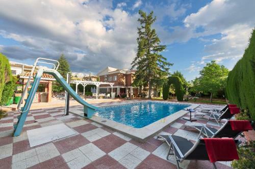 New. Luxury Villa C&c. Jard�n, Piscina Y Barbacoa
