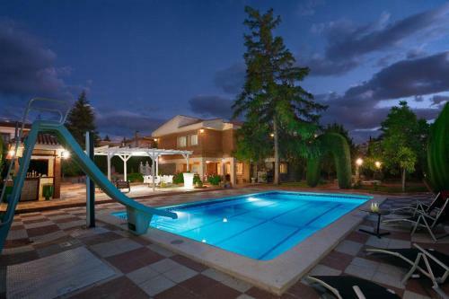 New. Luxury Villa C&c. Jard�n, Piscina Y Barbacoa