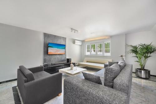 New. Luxury Villa C&c. Jard�n, Piscina Y Barbacoa