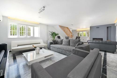 New. Luxury Villa C&c. Jard�n, Piscina Y Barbacoa