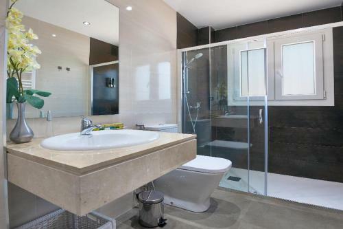 New. Luxury Villa C&c. Jard�n, Piscina Y Barbacoa