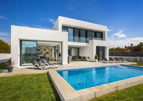 Ifac Villa Sleeps 6 With Pool Air Con And Free Wifi
