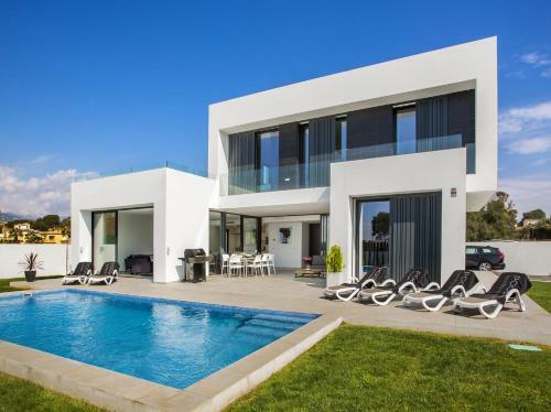 Ifac Villa Sleeps 4 With Pool Air Con And Free Wifi