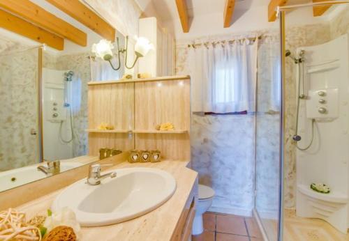 Villa In Inca Sleeps 8 With Pool Air Con And Wifi