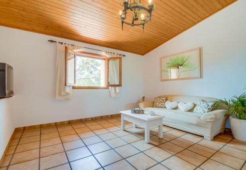 Villa In Inca Sleeps 8 With Pool Air Con And Wifi