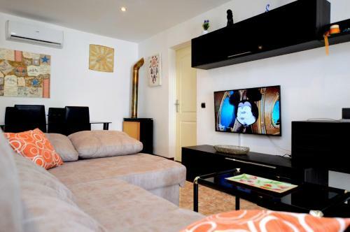 Finca Con Piscina Privada Y Basquet