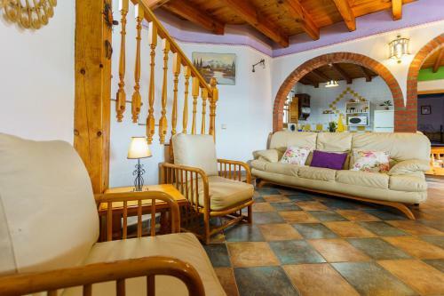 Mountain View Villa With Private Pool & Parking