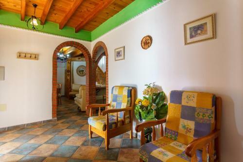 Mountain View Villa With Private Pool & Parking