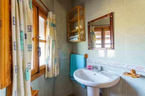 Mountain View Villa With Private Pool & Parking