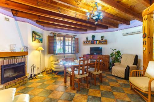 Mountain View Villa With Private Pool & Parking