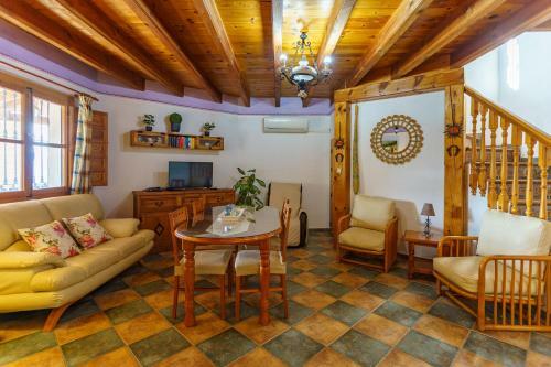 Mountain View Villa With Private Pool & Parking